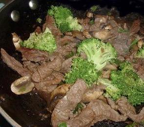 Stir Fried Garlic Beef With Broccoli