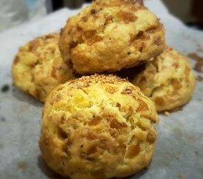 Caramelised Onion & Cheddar Damper Rolls